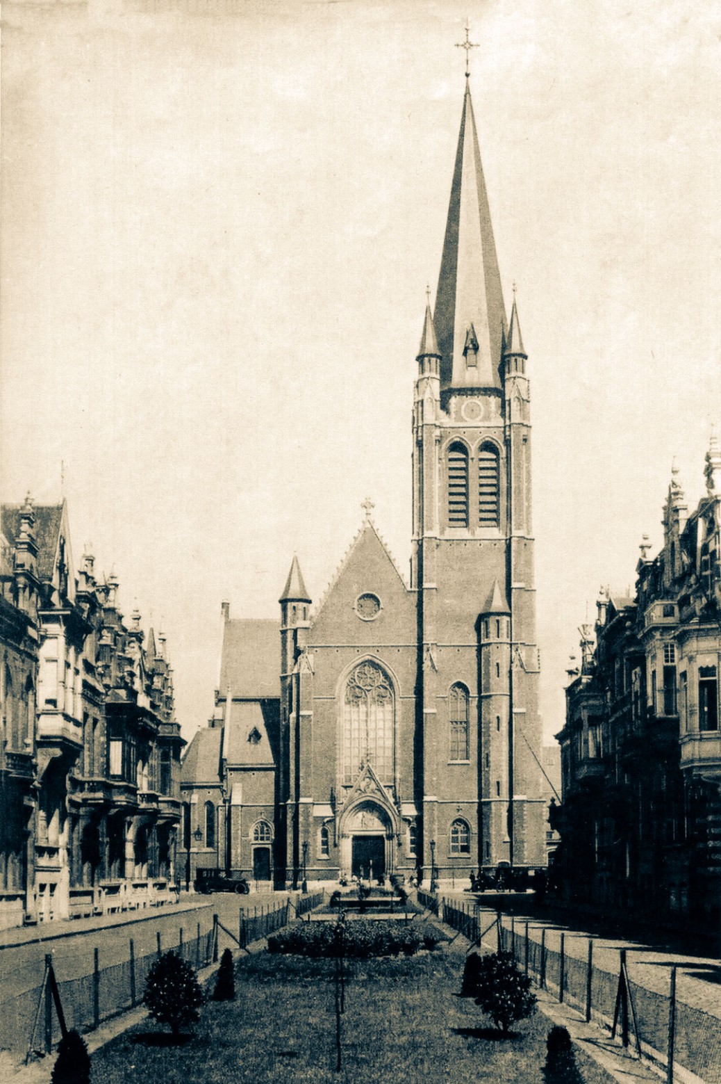 Sint-Hubertus met toren 1930